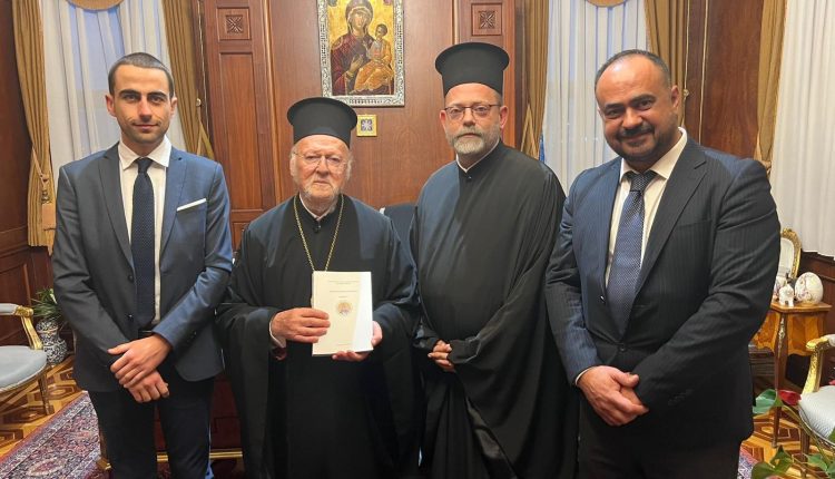 Επίδοση-Επιστημονικής-Επετηρίδας-της-ΠΑΕΑΚ-στον-Οικουμενικό-Πατριάρχη