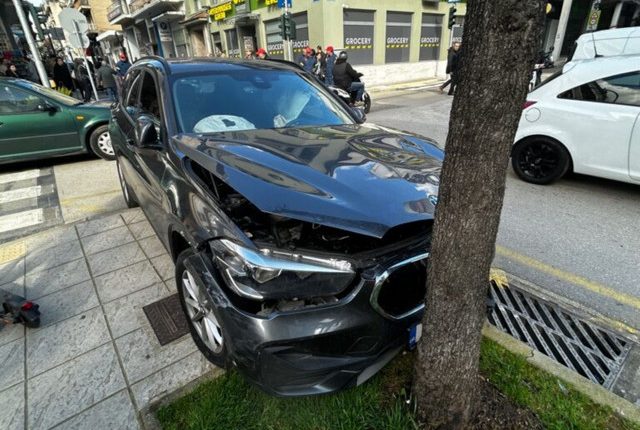 Αγρίνιο:-Οδηγός-έχασε-τον-έλεγχο,-χτύπησε-τέσσερα-αυτοκίνητα-και-τελικά-«καρφώθηκε»-σε-δέντρο-–-Δείτε-εικόνες