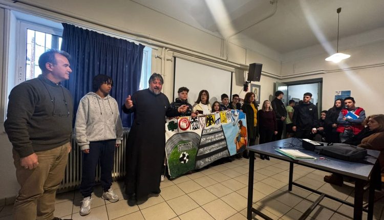 Επίσκεψη-Μητροπολίτη-Ζάμπιας-στο-Εκκλησιαστικό-Γυμνάσιο-Λύκειο-Λάμιας