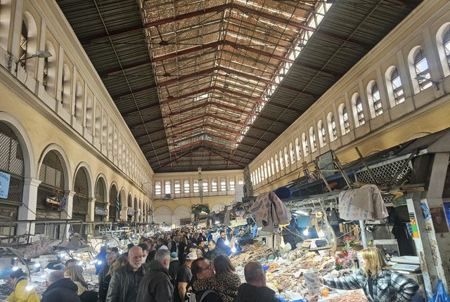 Η-Αθήνα-παρελαύνει-στην-ιχθυαγορά-της-Βαρβακείου-–-Τι-ψωνίζουν-οι-καταναλωτές-για-το-σαρακοστιανό-τους-τραπέζι