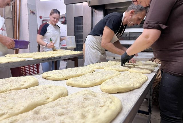 Προζύμι,-μέλι,-νερό,-αλάτι,-ζύμωμα-και-φούρνισμα-με-τραγούδι-και-χορό-–-Έτσι-ετοιμάζουν-τις-λαγάνες-στο-Λιανοκλάδι-της-Φθιώτιδας