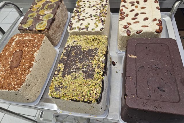 Φτιάξαμε-χαλβά-σε-ένα-από-τα-παλαιότερα-εργαστήρια-της-Αθήνας