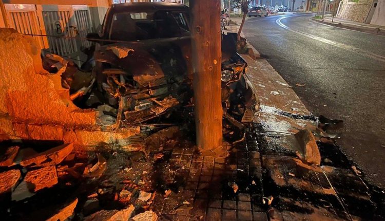 Ρέθυμνο:-Οδηγός-μετά-από-τρελή-πορεία-«κάρφωσε»-το-αυτοκίνητό-του-σε-κολώνα