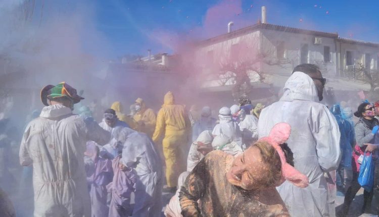 Τα-Αλευρομουτζουρώματα-γέμισαν-το-Γαλαξίδι-με-χρώμα