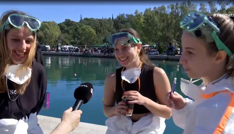 Το-Αλευρομουτζούρωμα-στο-Γαλαξίδι-Φωκίδας-–-Το-πιο-ξέφρενο-έθιμο-της-Καθαράς-Δευτέρας