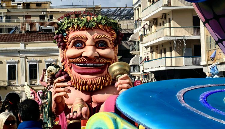 live-το-Πατρινό-Καρναβάλι-2026:-Παρακολουθήστε-τη-μεγάλη-παρέλαση