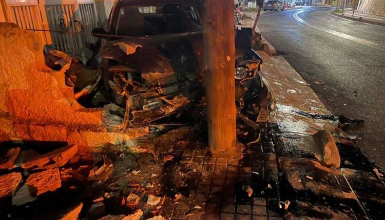 Αυτοκίνητο-στο-Ρέθυμνο-πέρασε-στο-αντίθετο-ρεύμα,-παρέσυρε-μηχανές-και-καρφώθηκε-σε-κολόνα