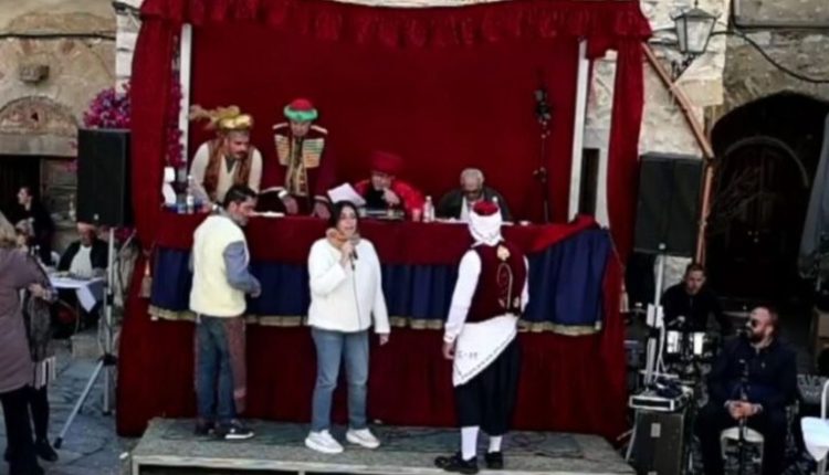 Σάλος-με-το-αποκριάτικο-«αστείο»-στα-Μεστά-της-Χίου-με-τους-15-νεκρούς-μετανάστες-–-«Και-λίγοι-ήταν»