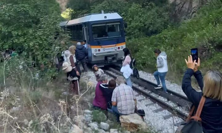 Ταλαιπωρία-για-77-επιβάτες-του-Οδοντωτού-–-Ακινητοποιήθηκε-για-4-ώρες-στα-Νιάματα