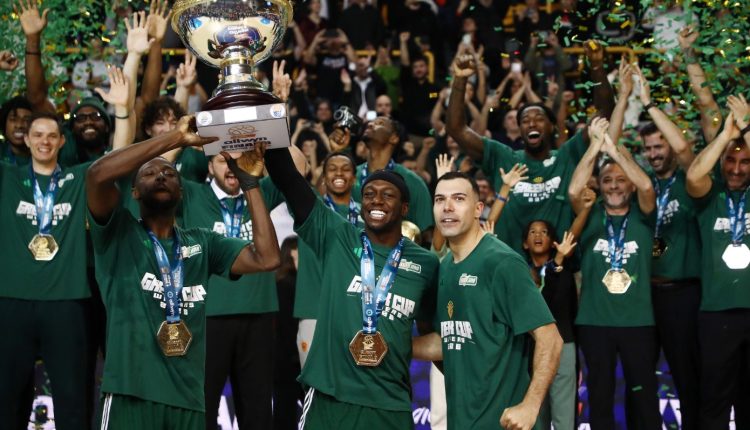 Παναθηναϊκός:-Το-βίντεο-με-τους-πανηγυρισμούς,-την-απονομή-του-κυπέλλου-και-την-ατάκα-του-Φαρίντ-στον-Χέις-Ντέιβις