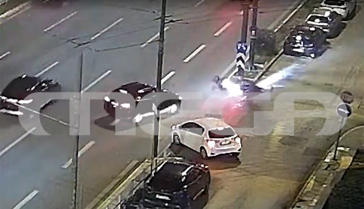 Τρομακτικό-τροχαίο-στη-Συγγρού:-ΙΧ-συγκρούστηκε-με-μοτοσικλέτα-–-Σε-κρίσιμη-κατάσταση-ο-οδηγός-της-μηχανής