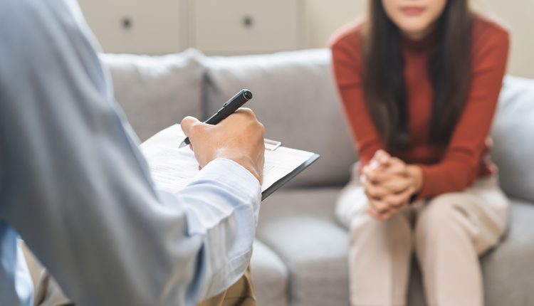 «Θέλεις-να-δεις;»:-Γνωστός-ψυχίατρος-έστελνε-χυδαία-μηνύματα-και-βίντεο-σε-πρώην-ασθενή-του