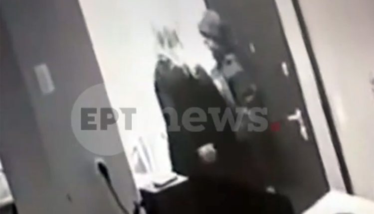 Βίντεο-ντοκουμέντο-από-τη-στιγμή-που-ο-64χρονος-ο-οποίος-επιτέθηκε-σεξουαλικά-στην-25χρονη-ΑμεΑ-έρχεται-αντιμέτωπος-με-τη-μητέρα-της