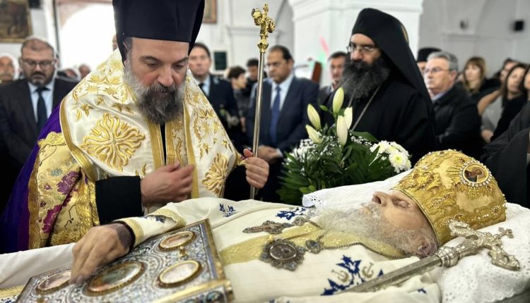Το-“ύστατο-χαίρε”-στον-μακαριστό-Μητροπολίτη-πρώην-Θήρας-κυρό-Επιφάνιο