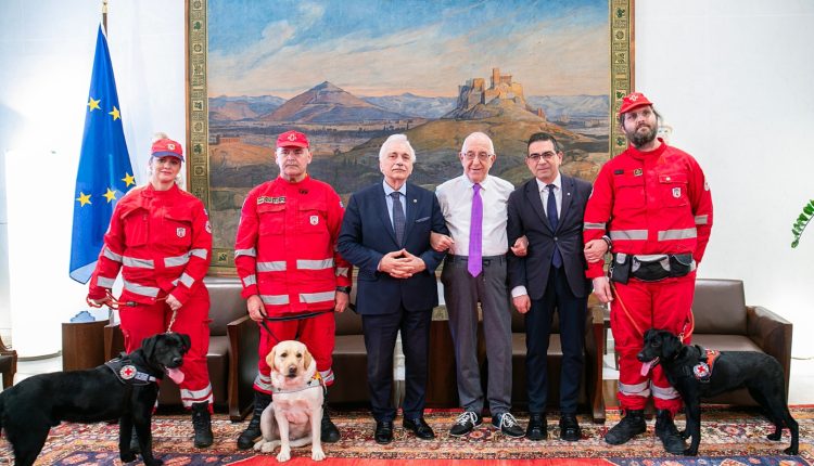 Ο-Ελληνικός-Ερυθρός-Σταυρός-ενισχύθηκε-με-δύο-σκυλιά-διασώστες-από-τη-Βουλή-των-Ελλήνων