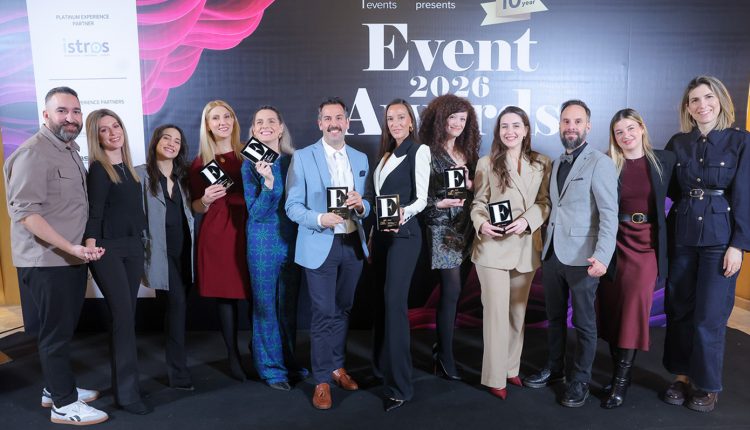 Ο-Μάκης-στο-βάθρο-των-μεγάλων-νικητών-των-event-awards