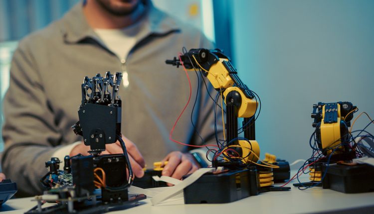 Παγκόσμια-πρωτιά:-Ρομπότ-με-εγκέφαλο-κβαντικού-υπολογιστή-σχεδιάζει-διαδρομές-και-αποφεύγει-εμπόδια-σε-πραγματικό-χρόνο