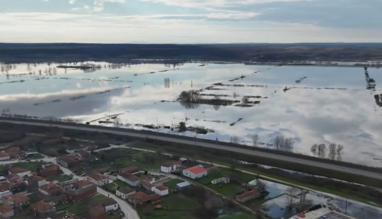 Σε-κόκκινο-συναγερμό-ο-Έβρος:-Ολονύχτια-μάχη-και-ώρες-αγωνίας-–-Έπεσαν-πάνω-από-1.600-κυβικά-νερού-το-δευτερόλεπτο
