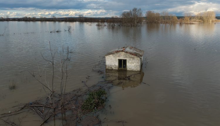 Παραμένει-οριακή-η-κατάσταση-στον-Έβρο:-Η-στάθμη-του-νερού-στο-Πύθιο-πλησίασε-τα-6,5-μέτρα