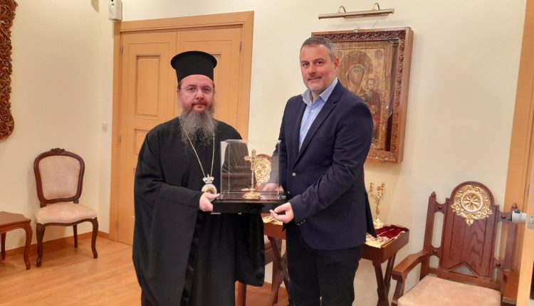 Από-το-Μεσολόγγι-στην-Ιερά-Μητρόπολη-Ελασσώνος-ο-Σταυρός-Ευλογίας-του-Επισκόπου-Ρωγών-Ιωσήφ