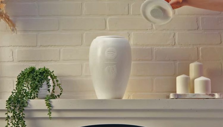 Η-νέα-τεφροδόχος-του-spotify-σας-επιτρέπει-να-αποδημήσετε-«εις-τόπον-χλοερόν»-μετά-μουσικής