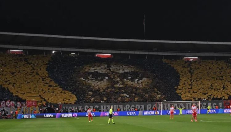 Η-εικόνα-του-Αγίου-Συμεών-του-Μυροβλήτη-υψώθηκε-ως-κορεό-από-τους-φιλάθλους-του-Ερυθρού-Αστέρα