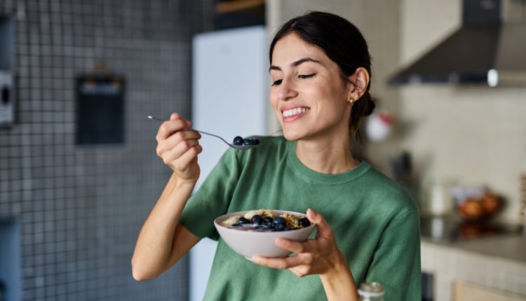 6-πρωινά-γεύματα-που-κρατούν-χαμηλά-τη-χοληστερίνη