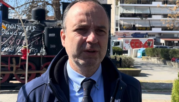 Φόρος-τιμής-στη-Λάρισα-για-τα-θύματα-του-δυστυχήματος-στα-Τέμπη-–-«Τα-εργατικά-δυστυχήματα-κλιμακώνονται-συνεχώς»,-δήλωσε-ο-Στοϊμενίδης