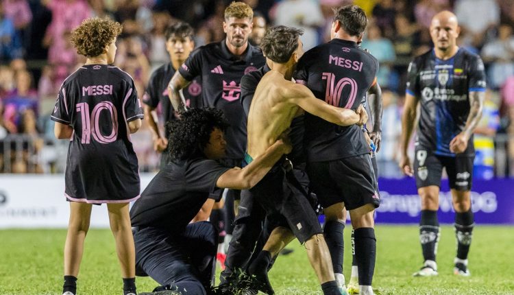 Ο-Μέσι-«παρασύρθηκε»-από-άνδρα-ασφαλείας-που-έτρεξε-να-σταματήσει-οπαδό-που-μπήκε-στον-αγωνιστικό-χώρο