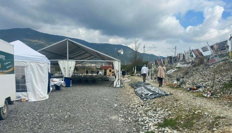 Συγγενείς-των-θυμάτων-του-δυστυχήματος-των-Τεμπών-συγκεντρώνονται-στο-σημείο-της-τραγωδίας