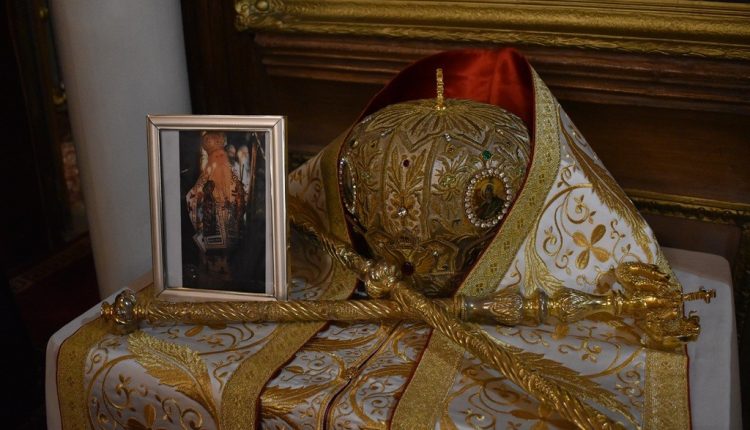 Ο-Μάνης-Χρυσόστομος-τέλεσε-Τρισάγιο-για-τον-μακαριστό-πρώην-Θήρας-Επιφάνιο