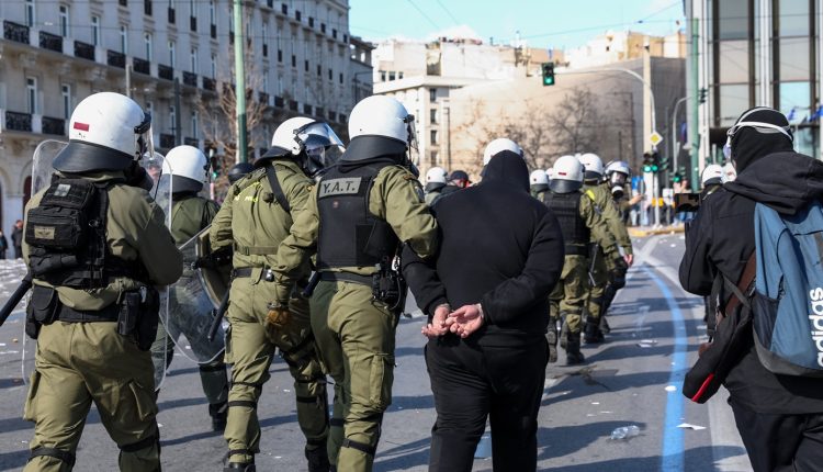 200-προσαγωγές-και-19-συλλήψεις-στην-Αθήνα-μετά-το-συλλαλητήριο-για-τα-Τέμπη-–-45-προσαγωγές-και-9-συλλήψεις-στη-Θεσσαλονίκη