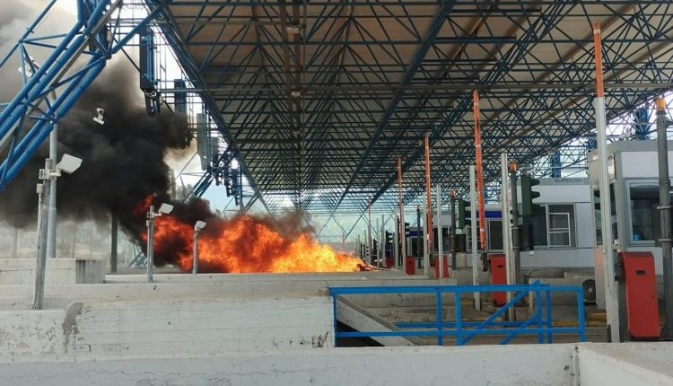 Αυτοκίνητο-πήρε-φωτιά-την-ώρα-που-βρισκόταν-στα-διόδια-της-Τραγάνας-–-Δείτε-φωτογραφίες