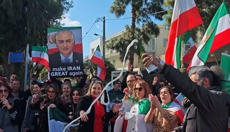 Ξέφρενοι-πανηγυρισμοί,-σαμπάνιες-και-ντίσκο-έξω-από-την-πρεσβεία-του-Ιράν-στο-Ψυχικό-–-Δείτε-βίντεο