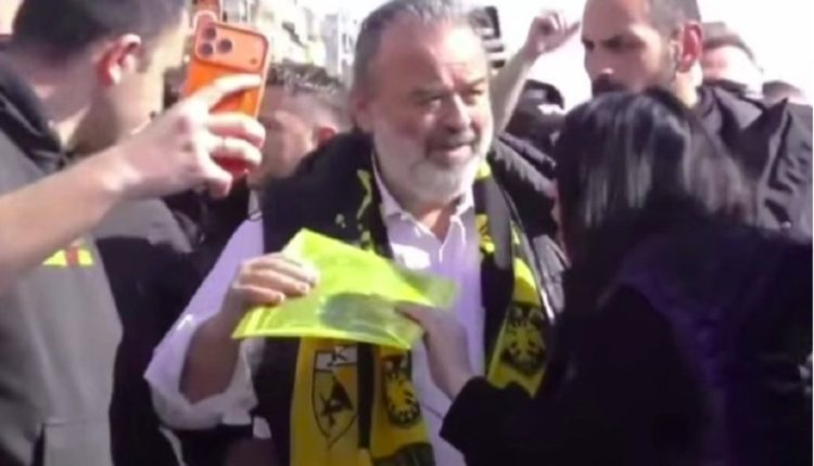 ΑΕΚ:-Αποθέωση-για-τον-Ηλιόπουλο-από-τους-οπαδούς-στην-παραλία-του-Βόλου