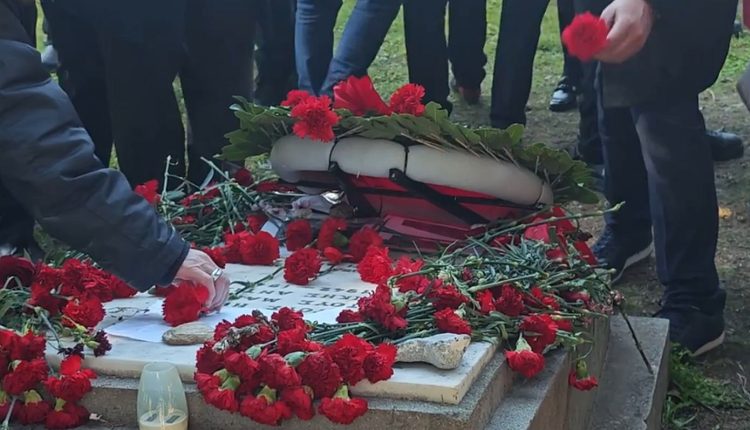 Συγκίνηση-στην-Καισαριανή:-200-ζευγάρια-παπούτσια-και-γαρίφαλα-για-τους-εκτελεσθέντες