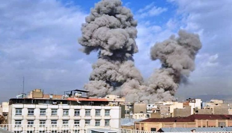 Μαζικοί-βομβαρδισμοί-των-ΗΠΑ-και-του-Ισραήλ-στο-Ιράν:-Εξαπλώνεται-ο-πόλεμος