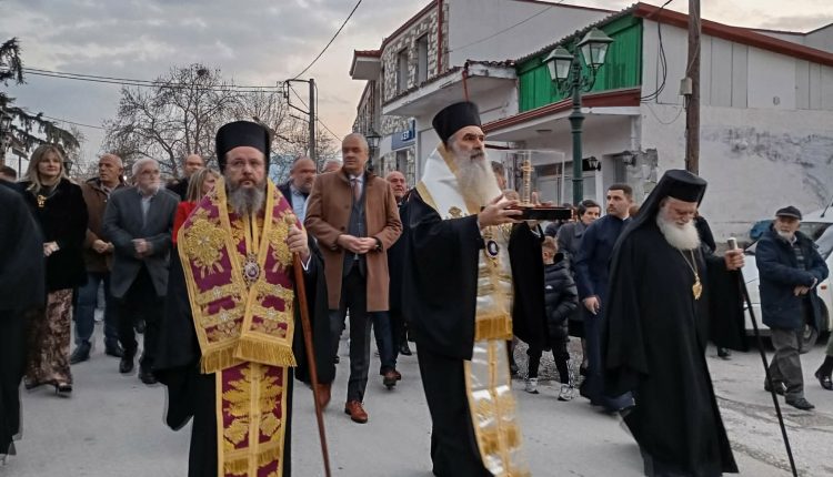 Υποδοχή-του-Σταυρού-του-Επισκόπου-Ρωγών-Ιωσήφ-στην-γενέτειρά-του-Τσαριτσάνη
