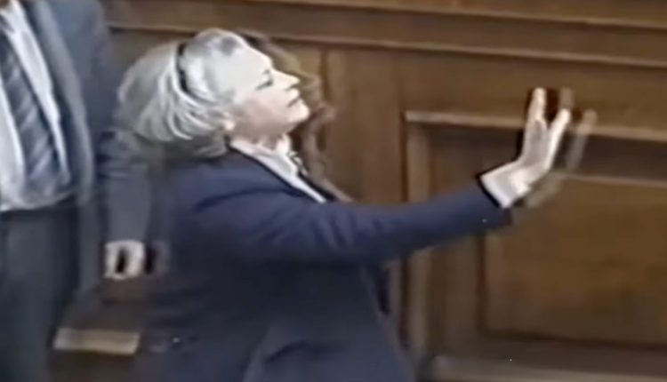 Σαν-σήμερα-3-Μαρτίου:-Το-«Χαίρετε!»-της-Άννας-Συνοδινού-στη-Βουλή-που-έμεινε-στην-ιστορία