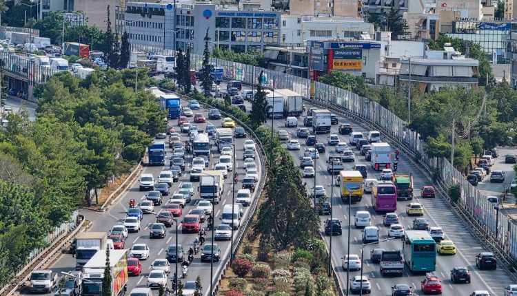 Κίνηση-τώρα:-Σημειωτόν-τα-οχήματα-στον-Κηφισό-–-Καθυστερήσεις-που-ξεπερνούν-τα-30-λεπτά-στην-Αττική-Οδό