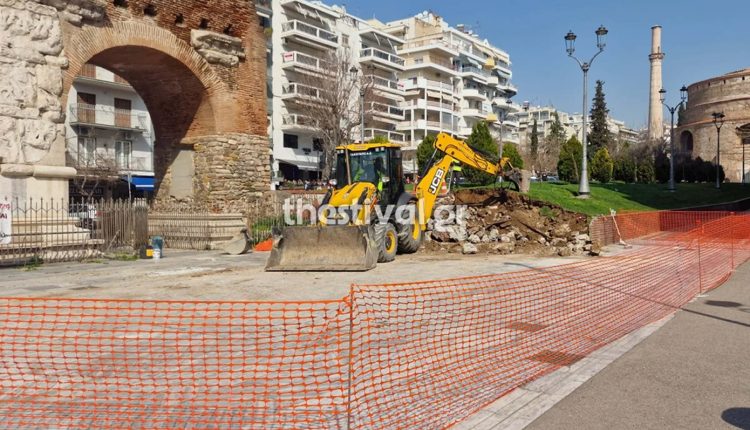 Γκρεμίζεται-ο-τοίχος-δίπλα-στην-Καμάρα-στη-Θεσσαλονίκη-–-Γέμιζε-με-γκράφιτι-και-αφίσες