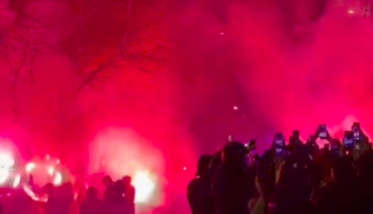 Μπαρτσελόνα-–-Ατλέτικο-Μαδρίτης:-Με-σπασμένο-τζάμι-στο-Καμπ-Νου-το-πούλμαν-των-«ροχιμπλάνκος»