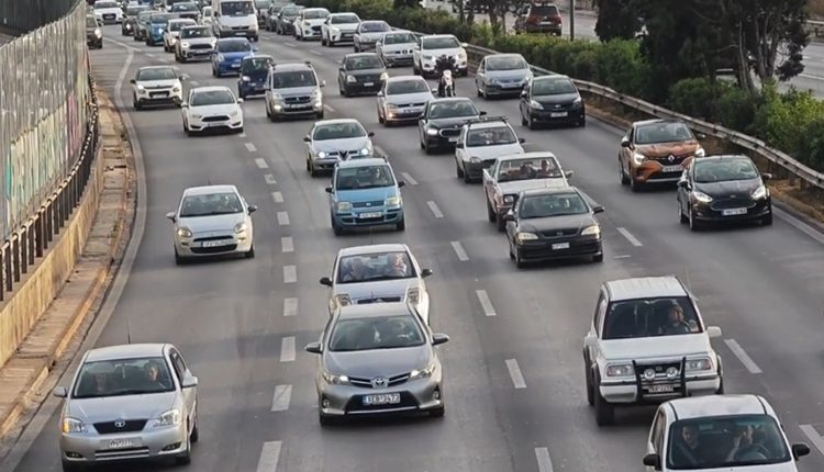 Κίνηση-τώρα:-Μποτιλιάρισμα-στον-Κηφισό,-προβλήματα-στη-λεωφόρο-Αθηνών-και-καθυστερήσεις-στην-Αττική-Οδό