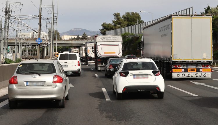 Στο-«κόκκινο»-οι-δρόμοι:-Τροχαίο-στην-Αττική-Οδό-μετά-τη-Μαραθώνος-–-Αυξημένη-η-κίνηση-στο-κέντρο-της-Αθήνας