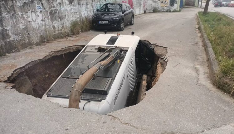 Μεγάλη-καθίζηση-«κατάπιε»-όχημα-καθαριότητας-του-δήμου-στα-Ιωάννινα