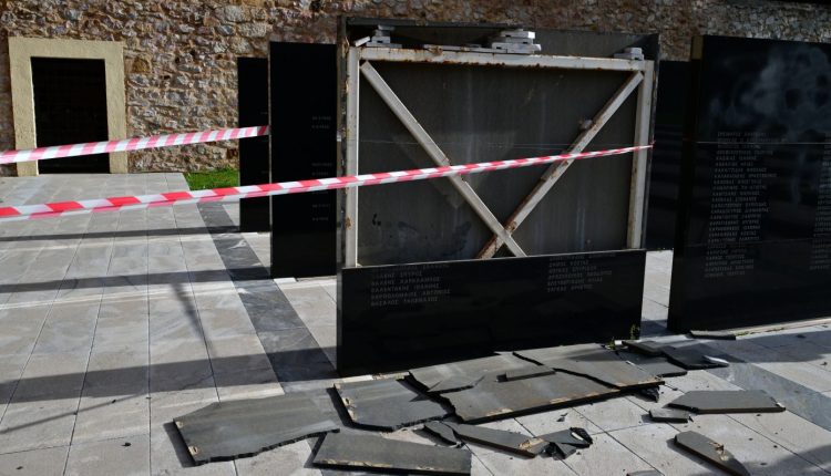 Αποκαταστάθηκε-η-μαρμάρινη-πλάκα-με-τα-ονόματα-των-200-εκτελεσθέντων-στην-Καισαριανή