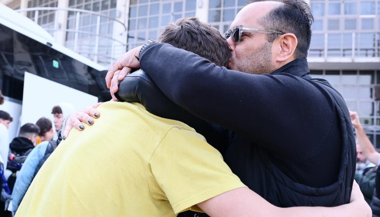 Συγκίνηση,-κλάματα-και-χειροκροτήματα-για-την-επιστροφή-των-εφήβων-αθλητών-του-Άρη-στη-Θεσσαλονίκη