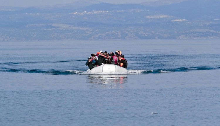 Νέες-αφίξεις-μεταναστών-στην-Κρήτη-–-Εντοπίστηκε-λέμβος-νότια-της-παραλίας-των-Καλών-Λιμένων