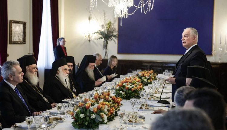 Θέμα-συζήτησης-τα-ΚΑΡΑΒΑΓΓΕΛΕΙΑ-στο-επίσημο-γεύμα-του-Προέδρου-της-Δημοκρατίας-(ΗΧΗΤΙΚΟ)