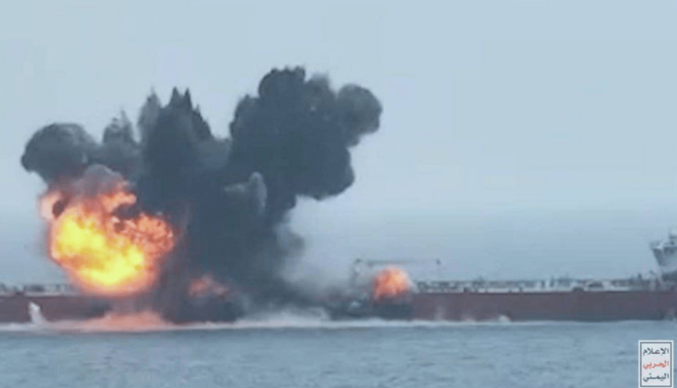 Στις-φλόγες-αμερικανικό-πετρελαιοφόρο-μετά-από-χτύπημα-ιρανικού-πυραύλου